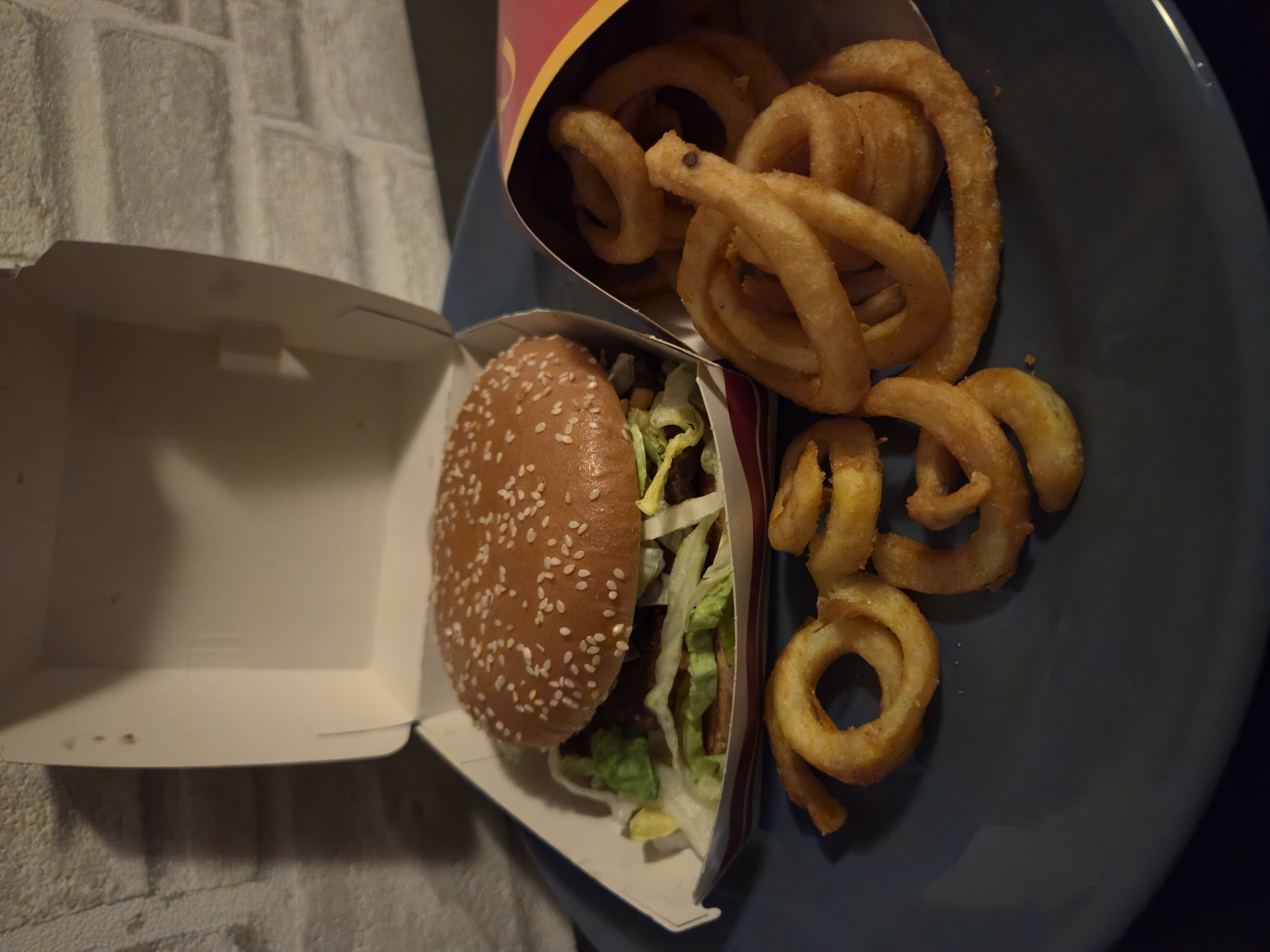 Fast Food Lieferung im echten Lieferzustand