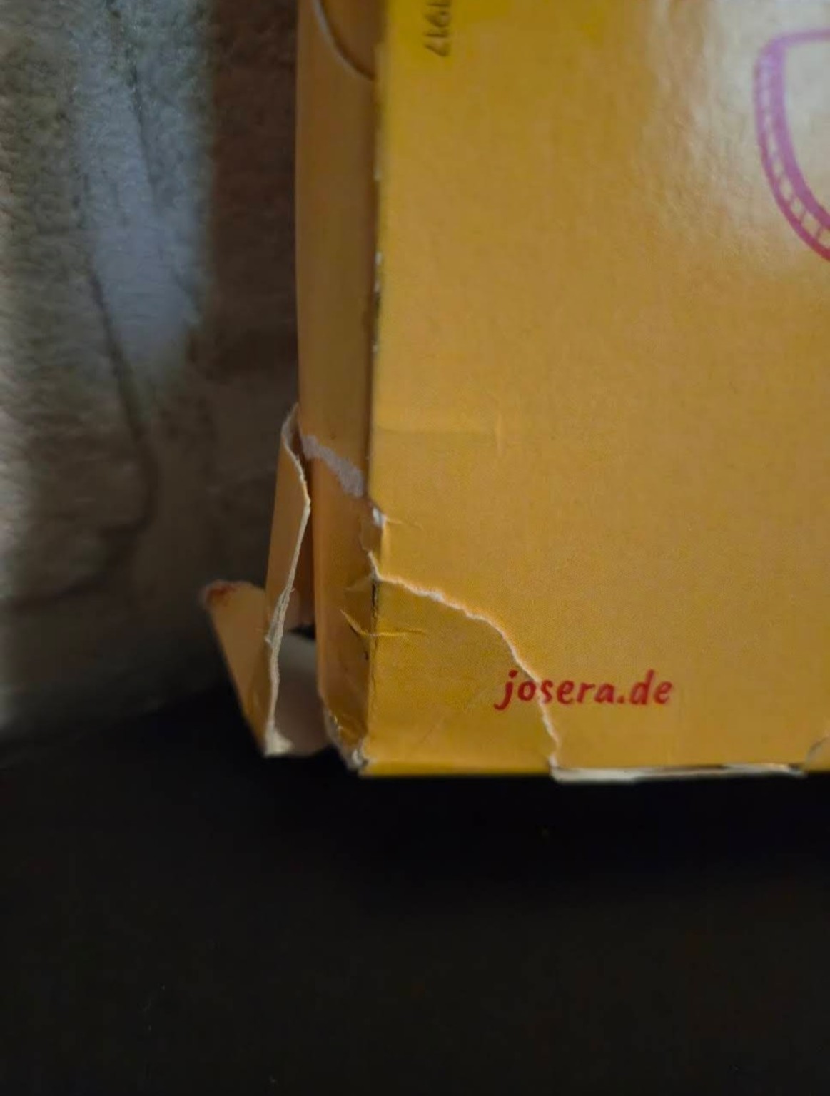 Beschädigte Seite der Josera Probierbox